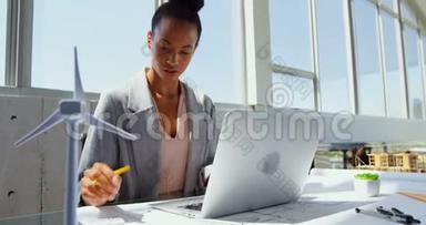 非洲裔美国女商人在<strong>现代</strong>化办公室的<strong>办公桌</strong>上使用笔记本电脑的前景
